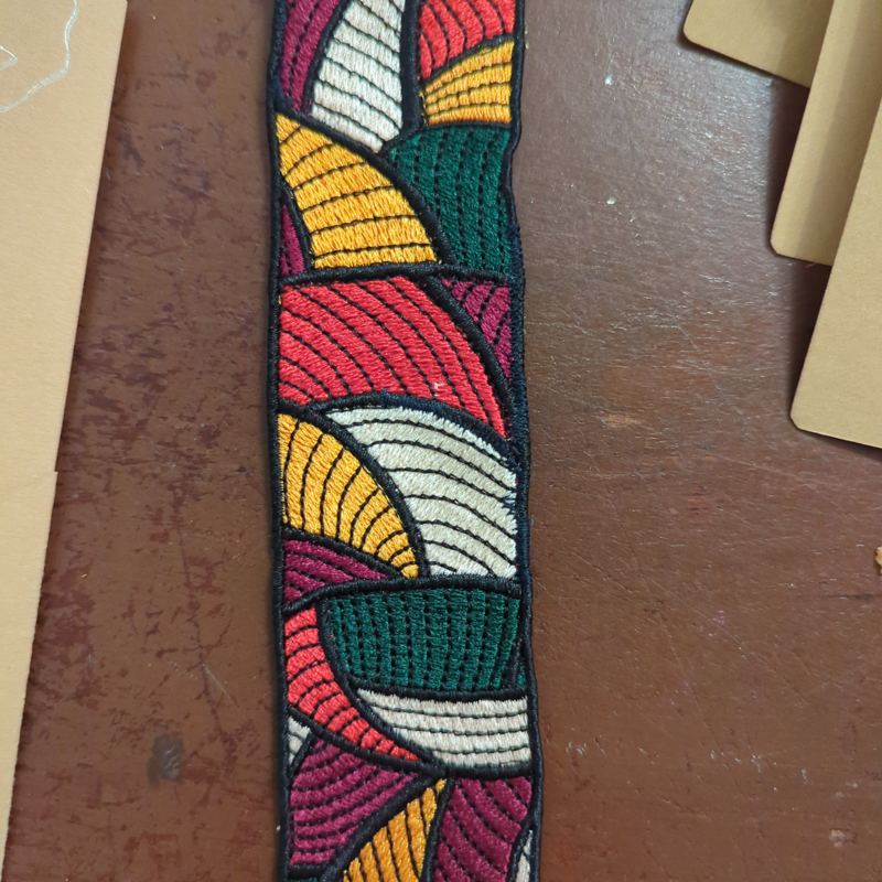 Gesticktes Lesezeichen mit buntem Muster